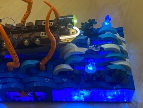 LEGO svítící loď ve vlnách - 6
