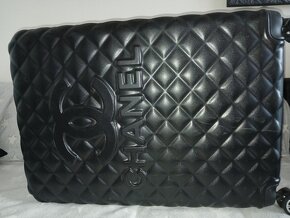 Černý skořepinový kufr Chanel - 6