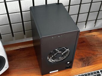 Promise Pegasus R8 16TB SSD - RAID 0,1,5,6,50,60 Thunderbolt - 6