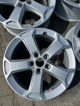 Audi Q2, kola 17" - 6