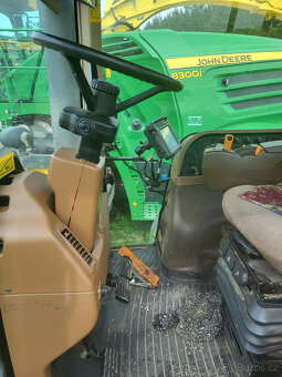 Kolový traktor John Deere 8330 - 6