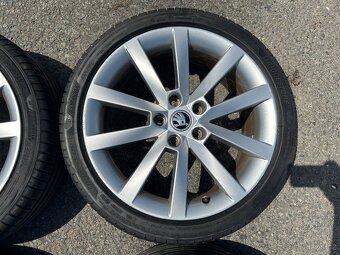 Original letni kola Skoda Alaris 5x112 7,5J ET51 225/40 R18 - 6