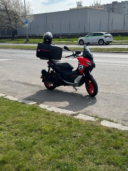 Aprilia SR GT 200 - 6