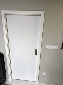 Interiérové bílé plné dveře Sapeli + obložky – SPĚCHÁ - 6