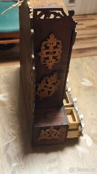 Dřevěná, zdobená skříňka . - 6