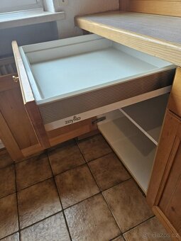 Masivní kuchyňská linka z Německa se spotřebiči - 6