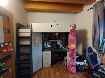 Vyvýšená postel včetně stolu a skříně - 6