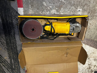 TÉMĚŘ NOVÁ Úhlová bruska 180mm DeWALT DWE4557 - 6