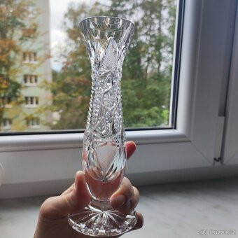 menší broušena váza na jeden květ - 6