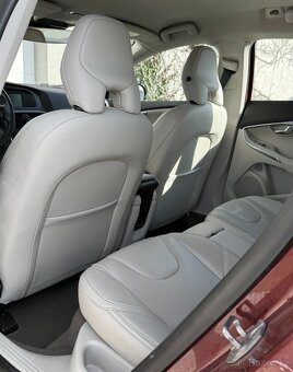 Volvo V40 Cross Country Momentum,1596 cm3, 132kW - 6