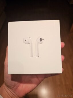 Apple AirPods 2 s nabíjecím pouzdrem - 6