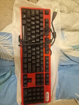 PC z monitorem a příslušenství - 6