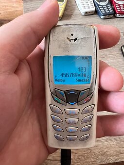 Staré mobilní telefony s příslušenstvím - 6