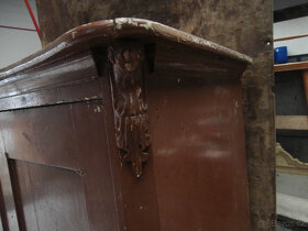 Skříň starožitná dřevěná s vnitřní zásuvkou za 1000 kč - 6