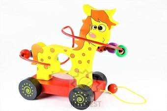 Dřevěný tahací kůň s korálkovým bludištěm. - 6