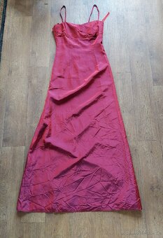 Dlouhé plesové šaty. - 6