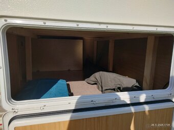 Karavan Dethleffs camper se stanem a zimní plachtou - 6