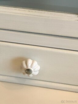 Závěsná skříňka na zeď v bílé barvě - 6