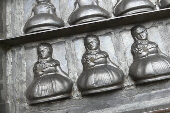 Panenky...velká starožitná kovová forma na čokoládu - 6