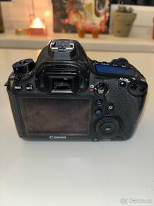 Zrcadlovka Canon EOS 6D + 2 objektivy na 50mm a 85mm - 6