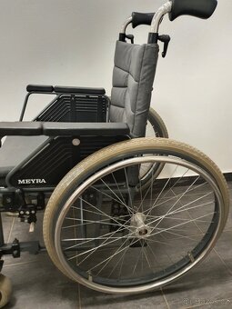 skládací invalidní vozík MEYRA polohovací podnožky - 6
