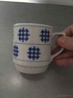 Retro hrnek s vroubky - modrá záplata - 6