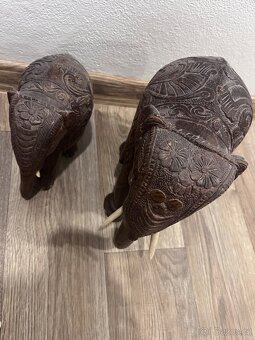 Ručně vyřezávání sloni  - sada ( 20cm + mládě) - 6