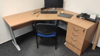 Nabízím 4 kancelářské stoly a 2 šuplíky - 6