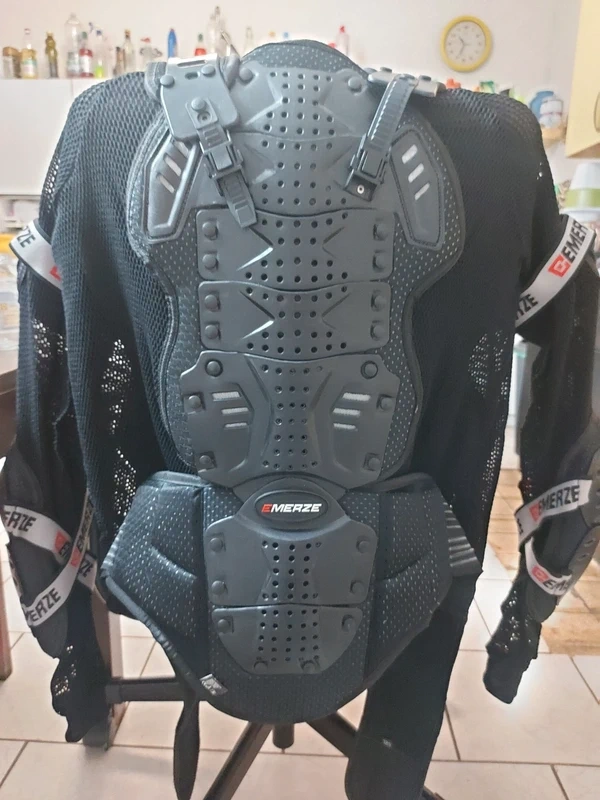 chránič těla značky EMERZE - 7