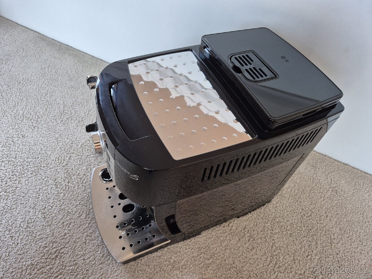 Automatický kávovar DeLonghi Magnifica S - 7