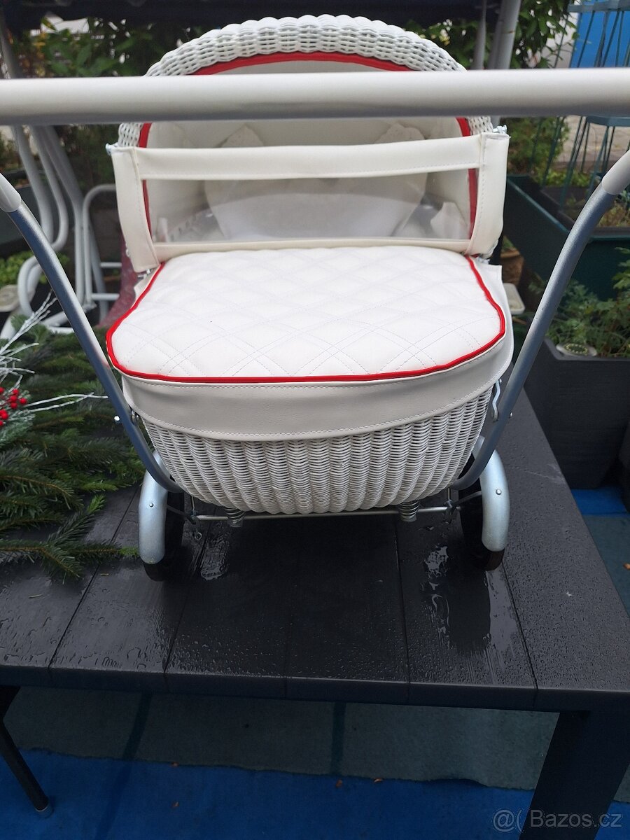 RETRO KOČÁREK PRO PANENKY - 7