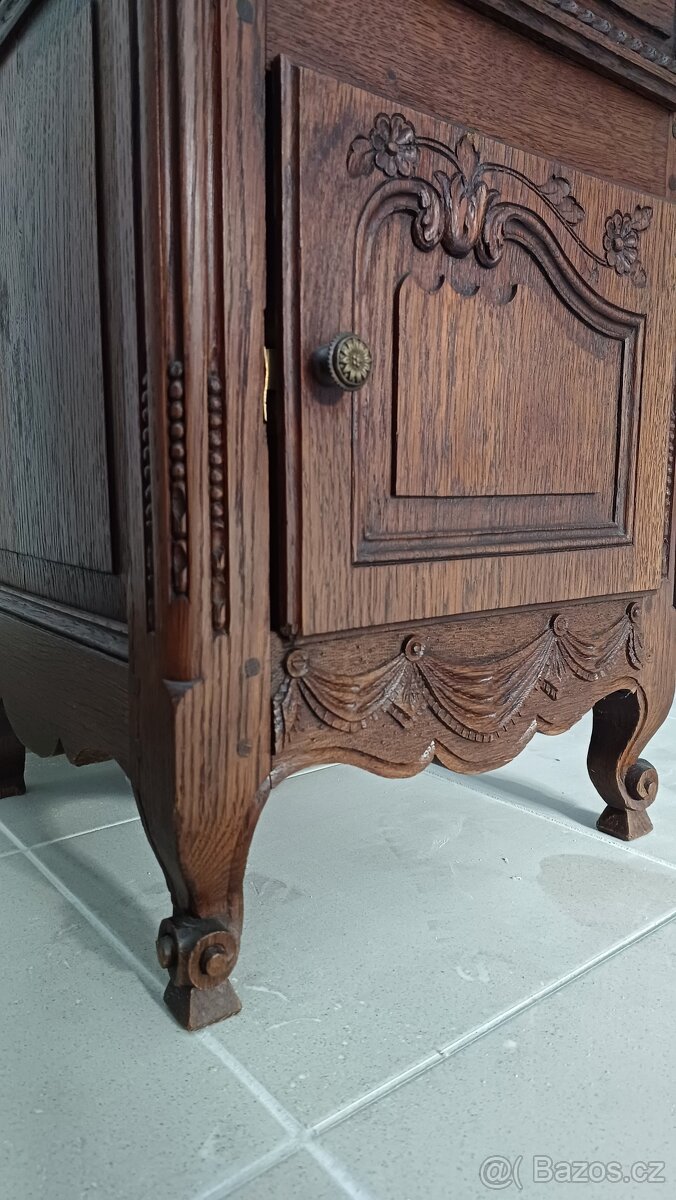Noční stolek vyřezávaný - 7
