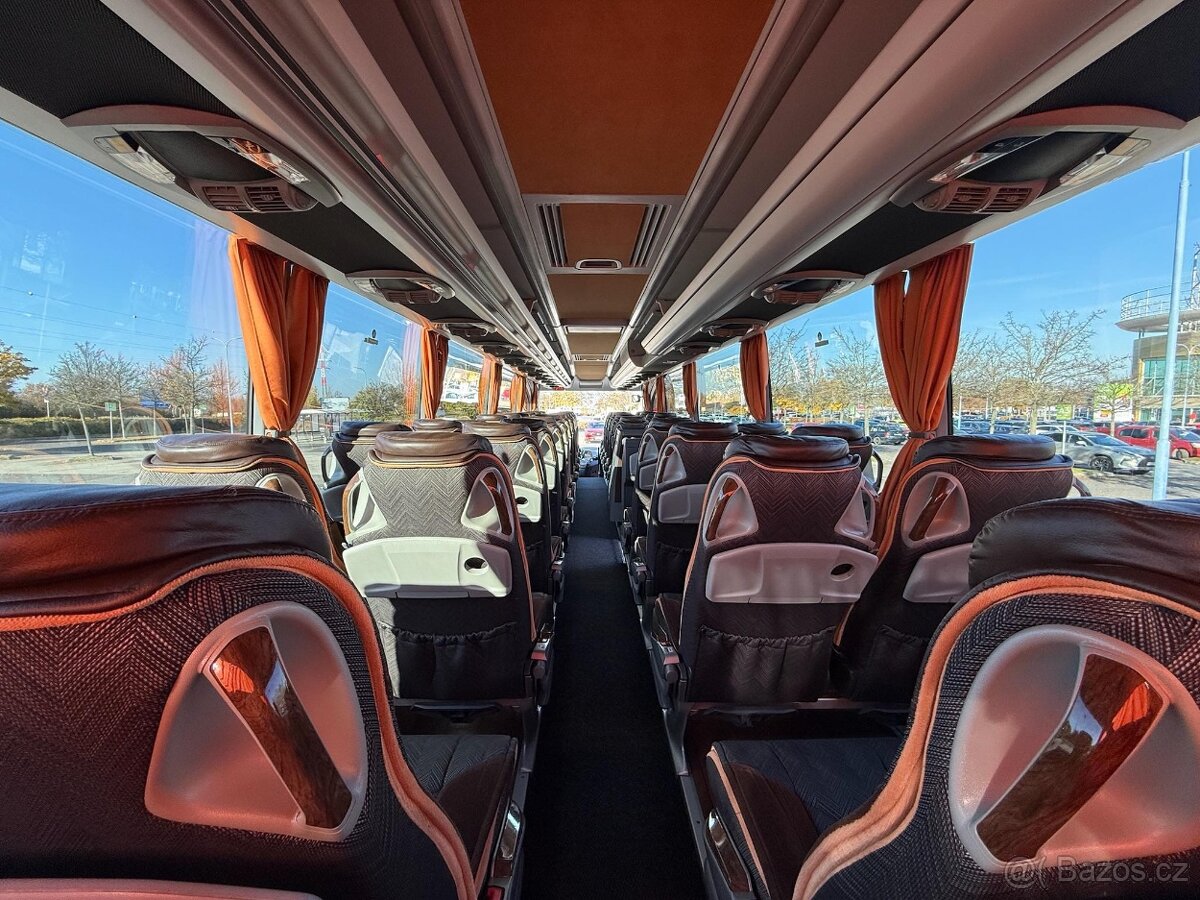MERCEDES-BENZ TRAVEGO - 7