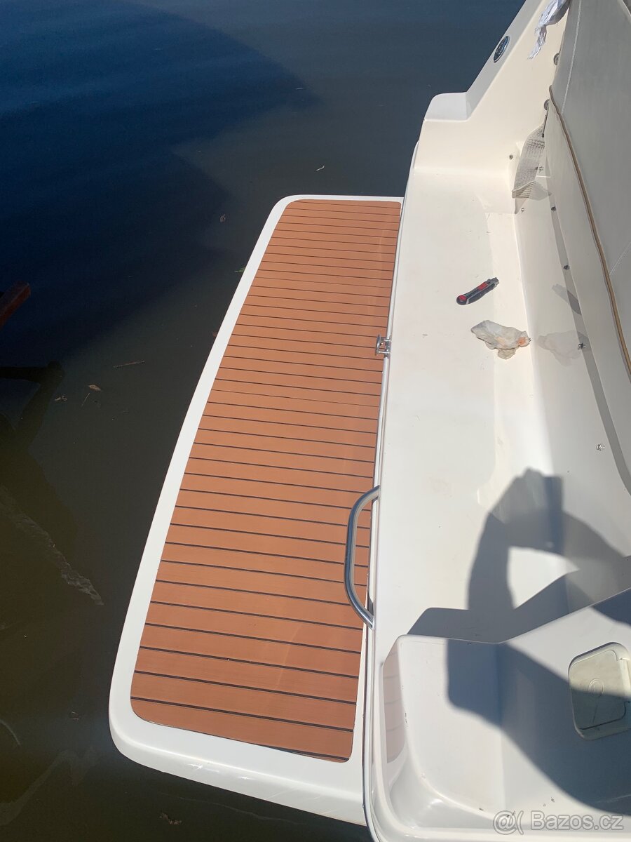 Prodám kajutovou loď Rinker 242 Fiesta vee - 7