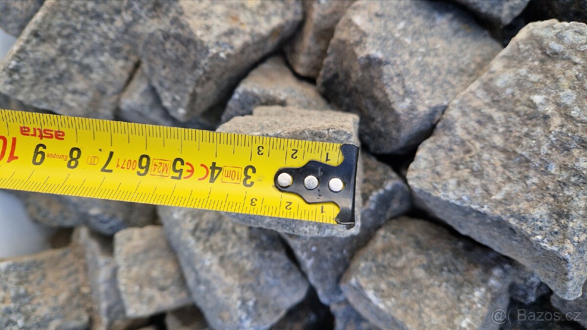 Dlažební kostky. Menší - 7