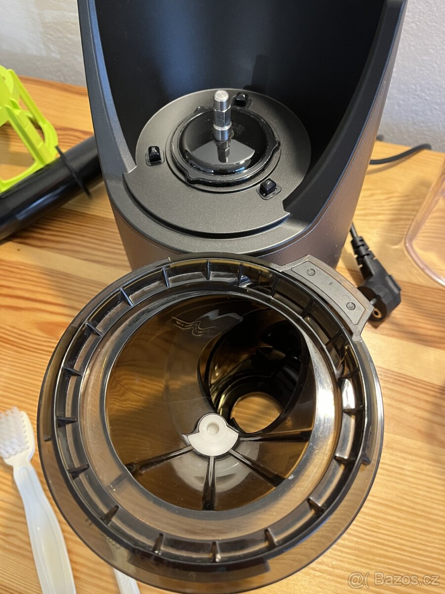 Odšťavňovač Kuvings EVO820 - 7