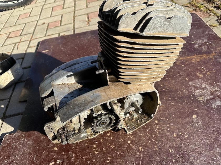 Predám MOTOR ČZ 125/476 pretáča a radí - 7