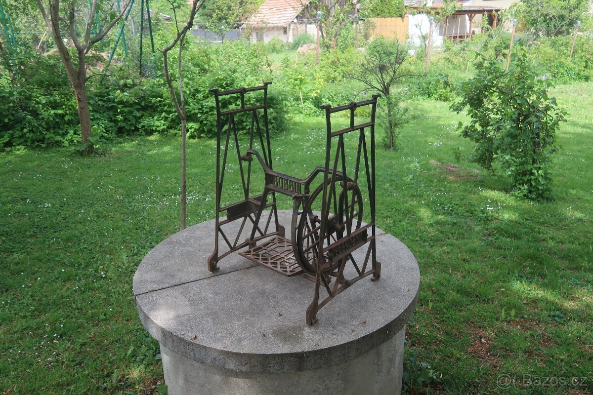 Podstavec šicího stroje - stolek - 7
