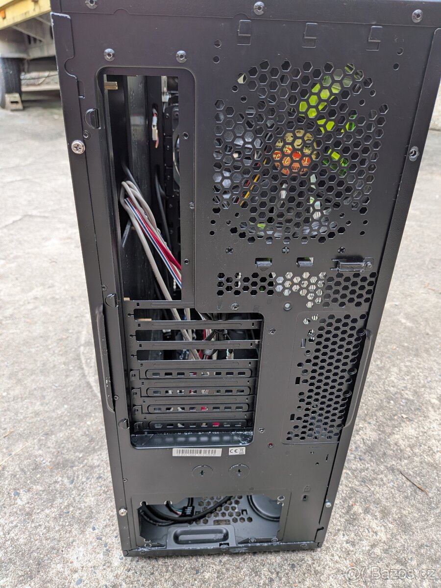 Ikonická PC skříň Thermaltake Element V NVIDIA Edition - 7