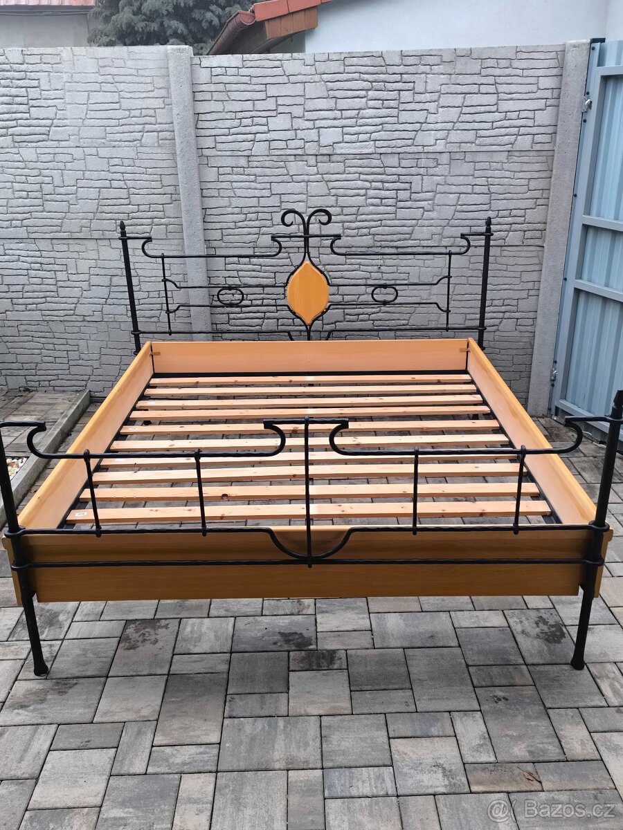 Prodám kovanou postel 180cm x 200cm - 7