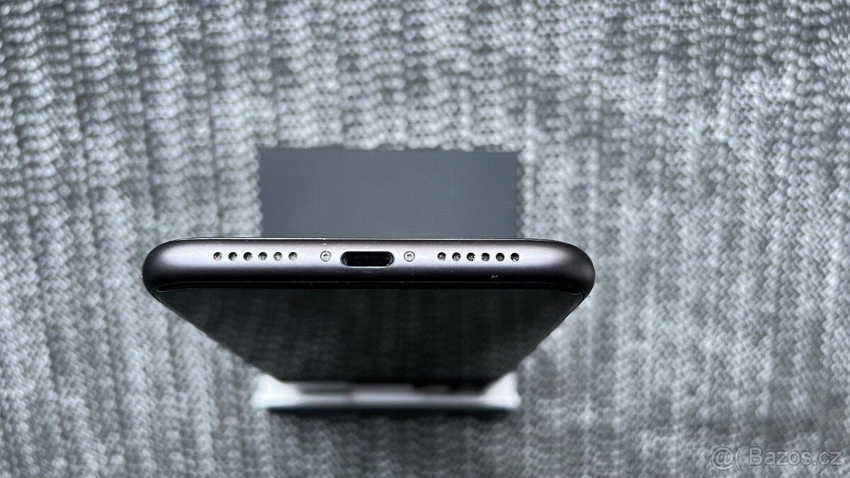 Apple iPhone 11, 64 GB, stav A, baterie 86% - 7