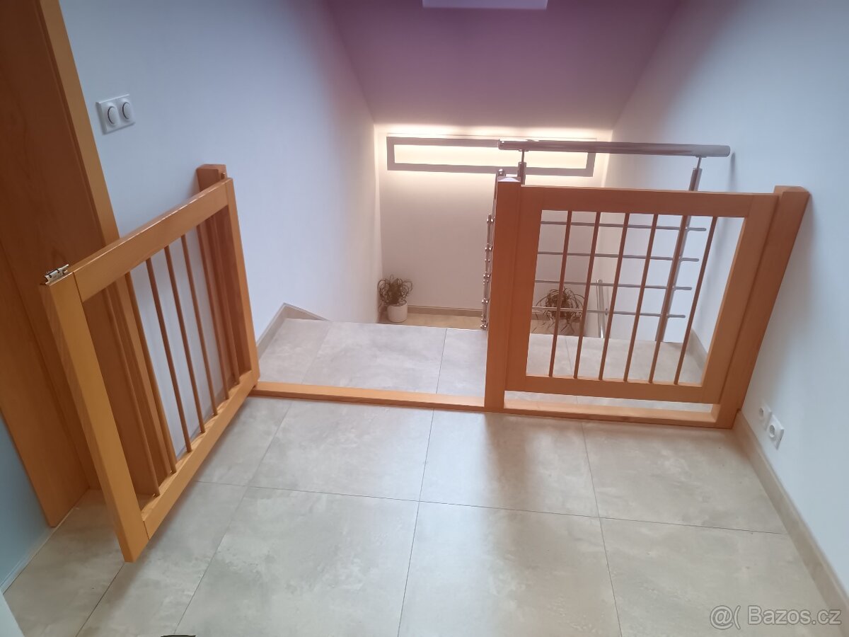 Schodištní dětská zábrana (plůtek) - 7