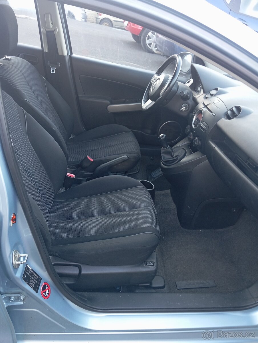 Mazda 2 1,5 benzín 76kw , výhřev sedaček - 7