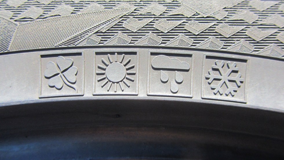 Celoroční pneu 235/40/19 Vredestein - 7