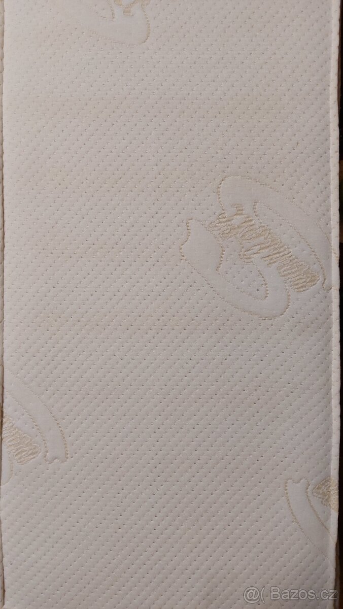 Dětská postýlka se stahovací bočnicí, matrací a kolečky - 7