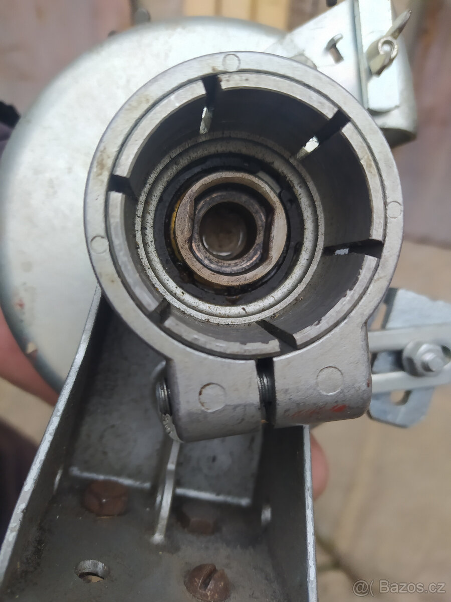 Pokosová pila, ruční bruska a vodní čerpadlo - 7