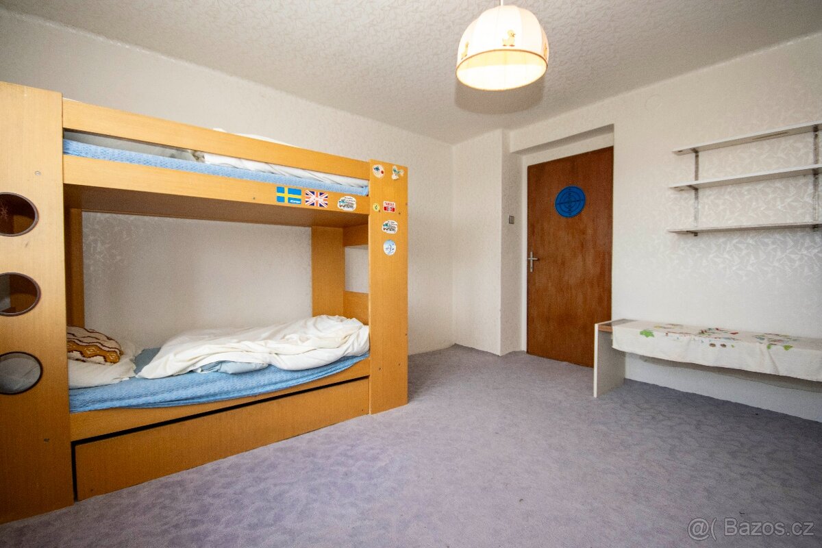 Prodej prostorného rodinného domu s dvěma byty a zahradou - 7