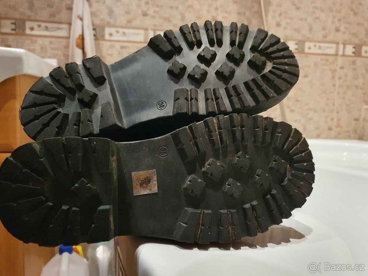 Divci cerne kotnikove boty 38 z CCC jako nove - 7