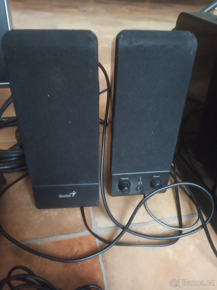 Prodám 2x dotykový mini PC tablet v jednom+led mini dataproj - 7