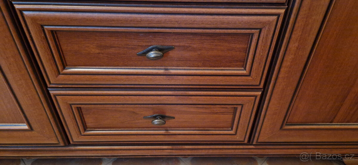Obyčejné i luxusní skříně, stůl. - 7